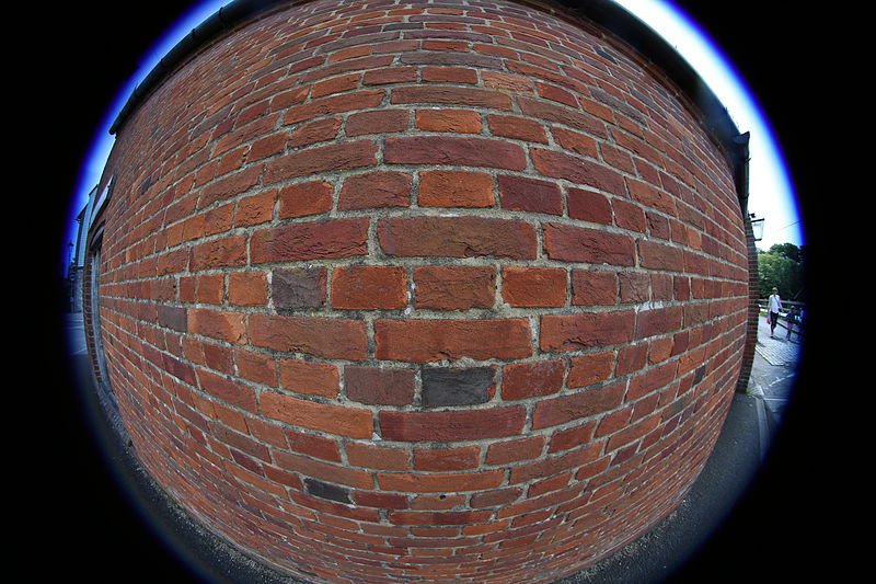 File:Brick wall samyang 8mm.JPG