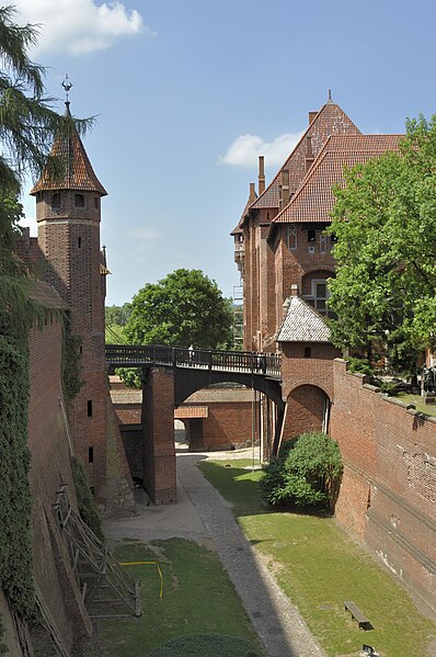 File:Bridge between High and Middle Castle in Malbork, part 2.jpg