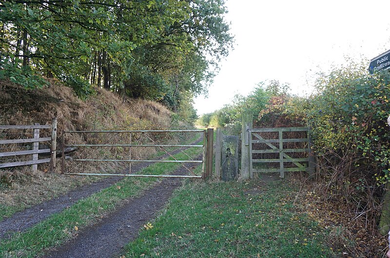 File:Bridleway towards Howdike Lane - geograph.org.uk - 5912226.jpg