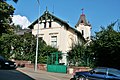 Čeština: Rodinný dům s památkově chráněným průčelím, Hroznová 77/8, Brno-Pisárky.
