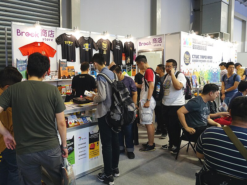 File:Brook Store & Retro Game Zone 20190714a.jpg