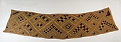 плат; рафия; 20,3 x 85,7   cm (8 х 33 в).; Бруклински музей. В Куба култура, мъжете са отговорни за лико отглеждане на дланта и тъкане на лико кърпа. Изработват се няколко вида плат за рафии за различни цели, най-често срещаната форма на които е обикновена тъкан плат, която се използва като основа за декорирана текстилна продукция