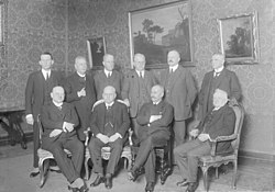 První Lutherův kabinet (prosinec 1925): v 1. řadě zleva sedící: Stresemann, Luther, Schiele, Frenken; v 2. řadě zleva stojící: von Kanitz, Brauns, Neuhaus, Stingl, Krohne, Schlieben.