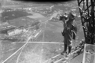 Press photographer on the transmission tower in Konigs Wusterhausen, Germany, 1932 Bundesarchiv Bild 102-13014, Konigswusterhausen, Pressefotograf auf Sendemast.jpg