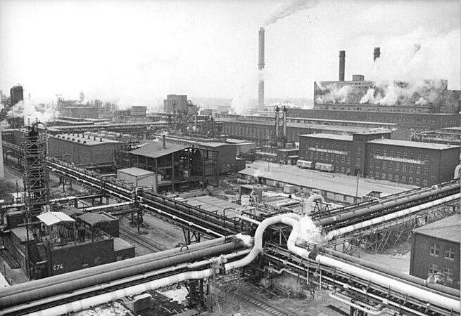 Die Buna-Werke in Schkopau, zwischen Merseburg und Halle (Saale), wo Methyl-Kautschuk zuerst herstellt wurde.