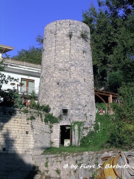 File:Buonalbergo - Torre nella cinta muraria.jpg