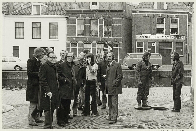 File:Burgemeester de Gou en wethouders bezoeken de Burgwal. NL-HlmNHA 54022423 01.JPG