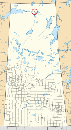 Eine Karte der Provinz Saskatchewan mit 297 ländlichen Gemeinden und Hunderten kleiner Indianerreservate. Einer ist mit einem roten Kreis hervorgehoben.