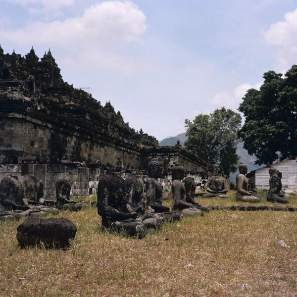 File:COLLECTIE TROPENMUSEUM Boeddhabeelden bij de Borobudur TMnr 20027081.jpg