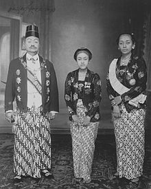 Susuhunan Pakubuwono X and his family COLLECTIE TROPENMUSEUM Portret van Pakoe Boewono X Susuhunan van Solo met echtgenote en dochter in Soerakarta TMnr 60043309.jpg