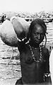 COLLECTIE TROPENMUSEUM Portret van een Fulani vrouw met een waterkruik op de schouder TMnr 20010014.jpg