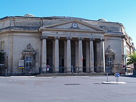 Façade sur la place Fontette