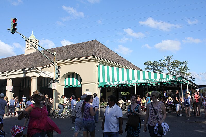 File:CafeDuMonde-FacingEastfromDacatur.JPG