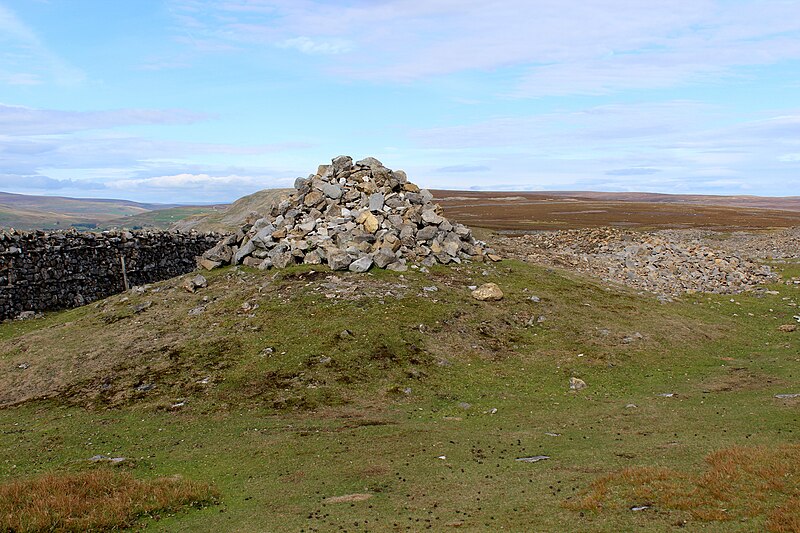 File:Cairn on Fremington Edge Top - geograph.org.uk - 5913108.jpg