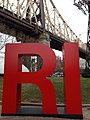 Cartel al pie del Queensboro Bridge, Roosvelt Island.jpg