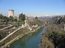 Il castello di Trezzo sull'Adda; sulla destra del castello è visibile la spalla del ponte voluto da Bernabò Visconti