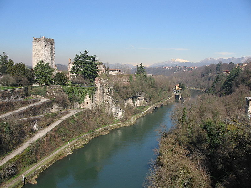 File:Castello di Trezzo1.JPG