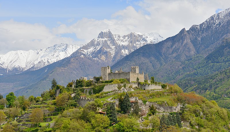 File:Castle in Breno Valcamonica.jpg