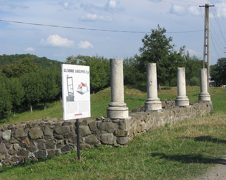 File:Castrul roman Porolissum - Clădire locuinţă L7.jpg