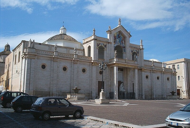 File:Cattedrale di Manfredonia.jpg