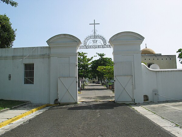 The Cementerio Catolico San Vicente de Paul, a historic landmark, in Barrio Magueyes Urbano.