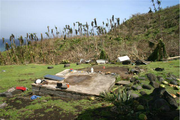 台風によって破壊されたアラマガン島の村落