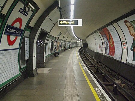 Clapham South stn southbound look north.JPG