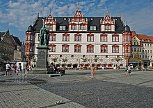 Stadthaus von Coburg mit Prinz-Albert-Denkmal