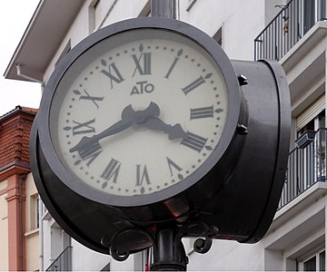 Dreiseitige Uhr / triflanka horloĝo / horloge trilatérale