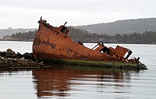 Остов затонувшего корабля в заливе