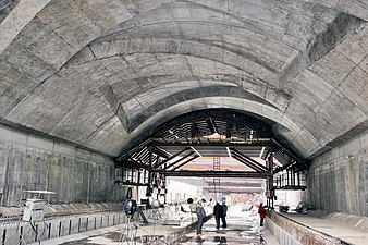 Betonieren des Gewölbes mit Nischen für Einbauten in Maschinenschalung.