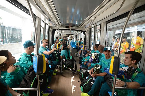 athletes in a new VLT tram ... to → Deutsch: mit einer neuen Tram unterwegs in Rio zu einem →