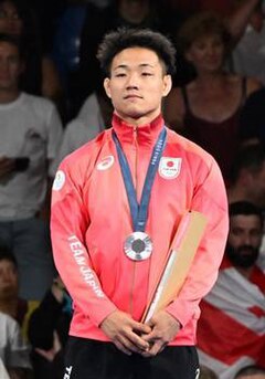 Daichi Takatani pada upacara penghargaan gulat gaya bebas putra Olimpiade Musim Panas 2024 74 kg