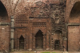 Mihrabs en ruinas y arabescos en el interior de la mezquita de Darasbari, siglo XV