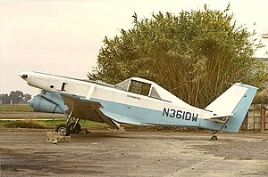 כנף מפיץ DW-1 N361DW בשדה התעופה האוניברסיטאי בשנת 1970.jpg