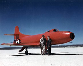 2人のパイロット（左：マリオン・カール、右：ターナー・コールドウェル）とD-558-1（1947年）。