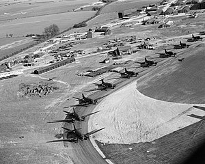 Douglas Dakotas z 233. squadrony RAF se seřadil na obvodové trati ve Blakehill Farm ve Wiltshire na cvičení 6. výsadkové divize, 20. dubna 1944. CH12833.jpg