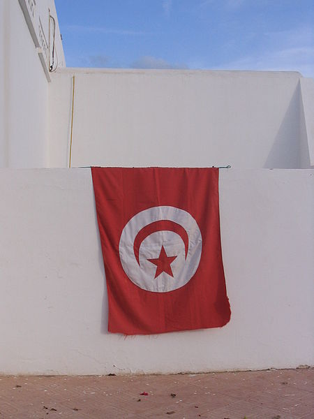 File:Drapeau tunisien à Djerba.jpg