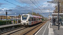 Ein Stoptrein von Arriva am Bahnhof