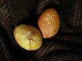 In Estland worden de eieren gekookt in de schil van een ui, met granen of rijst worden de versieringen gemaakt