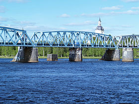 Torne Nehri üzerindeki köprü.