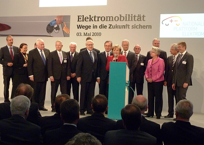 Die Nationale Plattform Elektromobilität (NPE)  800px-Electromobility-Summit_Germany