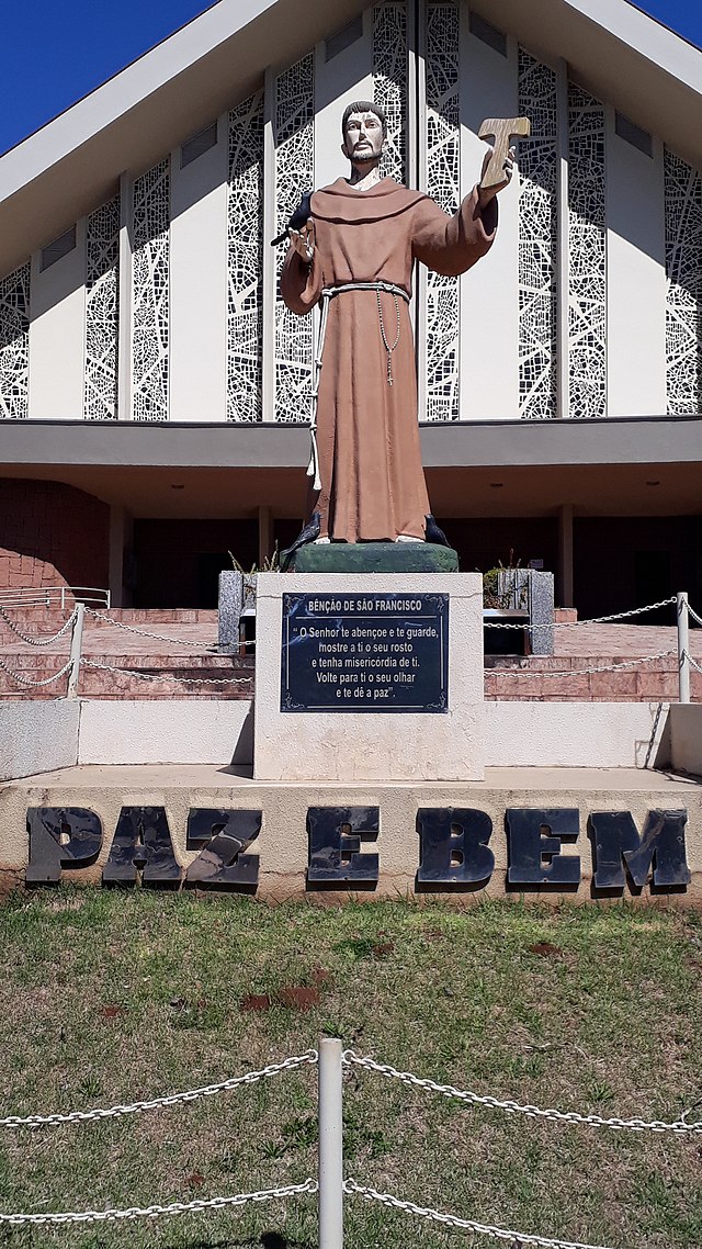 São Francisco de Assis, em frente a paróquia de mesmo nome.