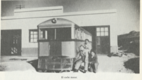 Ferroviarios de Puerto Madryn junto a ferrobús producido localmente. El ramal llegó a contar con 2 de este tipo uno de los cuales se destruyó en el accidente de febrero de 1953.