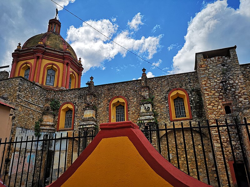 File:Fachada Exterior y cúpula de Santa Maria de Guadalupe en Ahuatlan.jpg