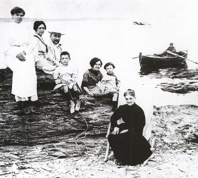 File:Familia Dalí (h 1910).jpg