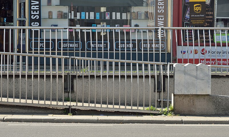 File:Fence, Mariahilfer Straße, Vienna.jpg