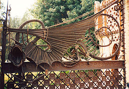 Grille des pavillons Güell, Barcelone, de Gaudí, qui développe la figure d'un dragon comme motif décoratif.