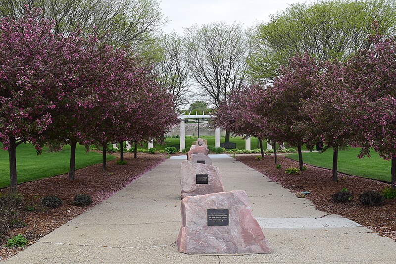 File:Flight 232 memorial, Sioux City, IA.jpg