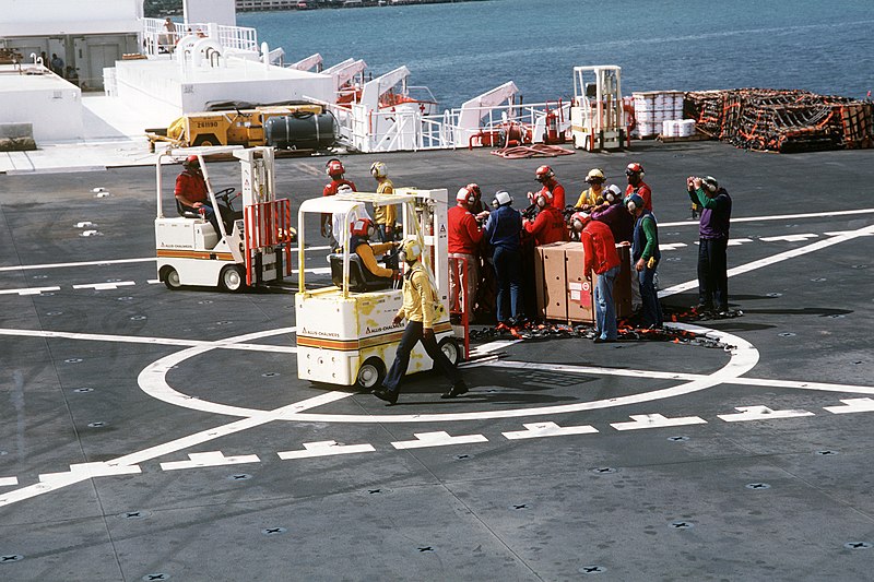 File:Flight deck crewmen prepare cargo pallets for airlift from the hospital ship USNS MERCY (T-AH 19). The ship is visiting various ports in the Philippines during the first phase of it - DPLA - 6e0614685e19fec4f1c7a124b9f8dd9e.jpeg